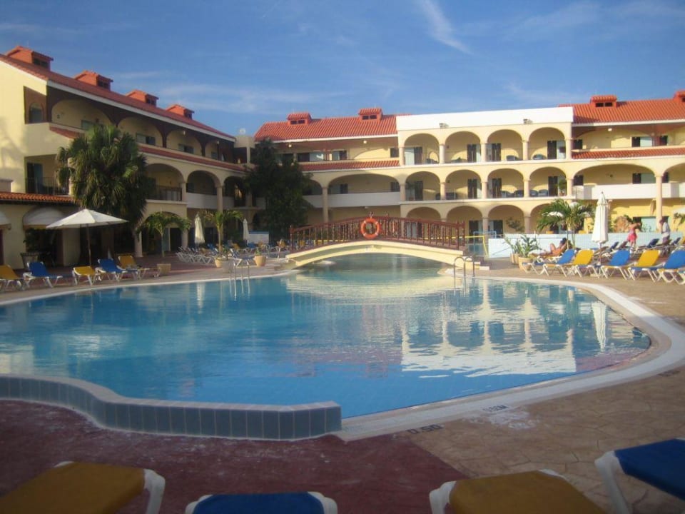 die Poolanlage des Hotels Starfish Cuatro Palmas