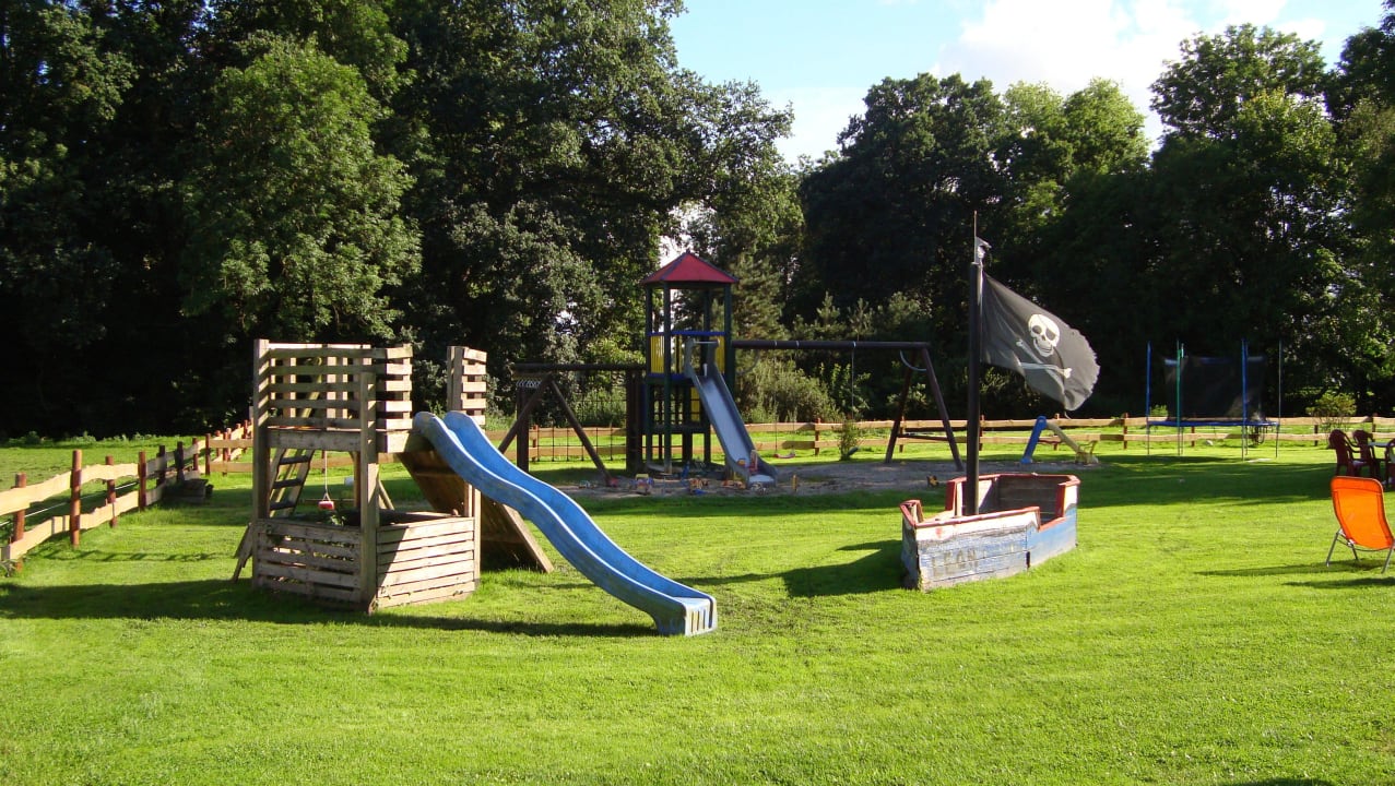 Spielgeräte im garten Hotel Markus