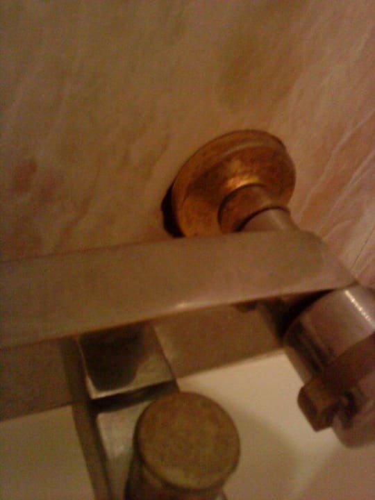 Bad und Dusche, Loch in der Fliese Hotel Oceanis Beach