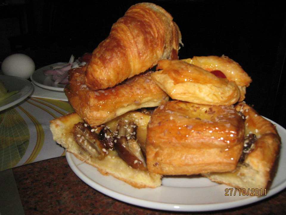 Булочки на завтрак Pickalbatros Alf Leila Wa Leila Resort - Neverland Hurghada