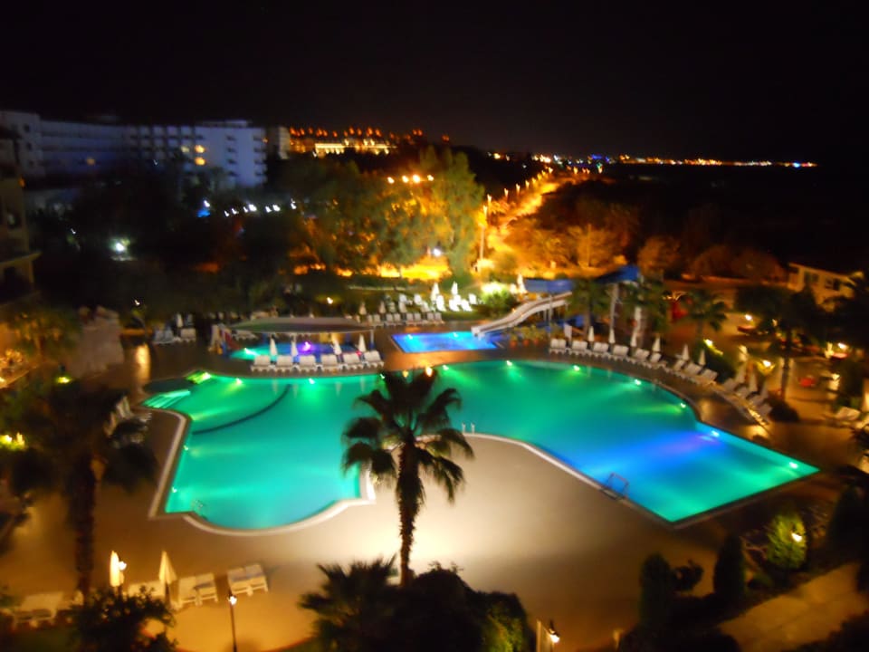 Vom Balkon bei Nacht Bella Resort & Spa