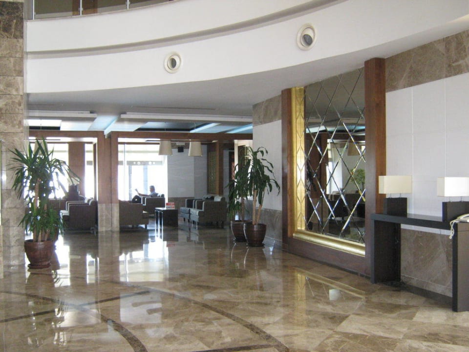 Lobby mit tollem Spiegel Saturn Palace Resort Hotel