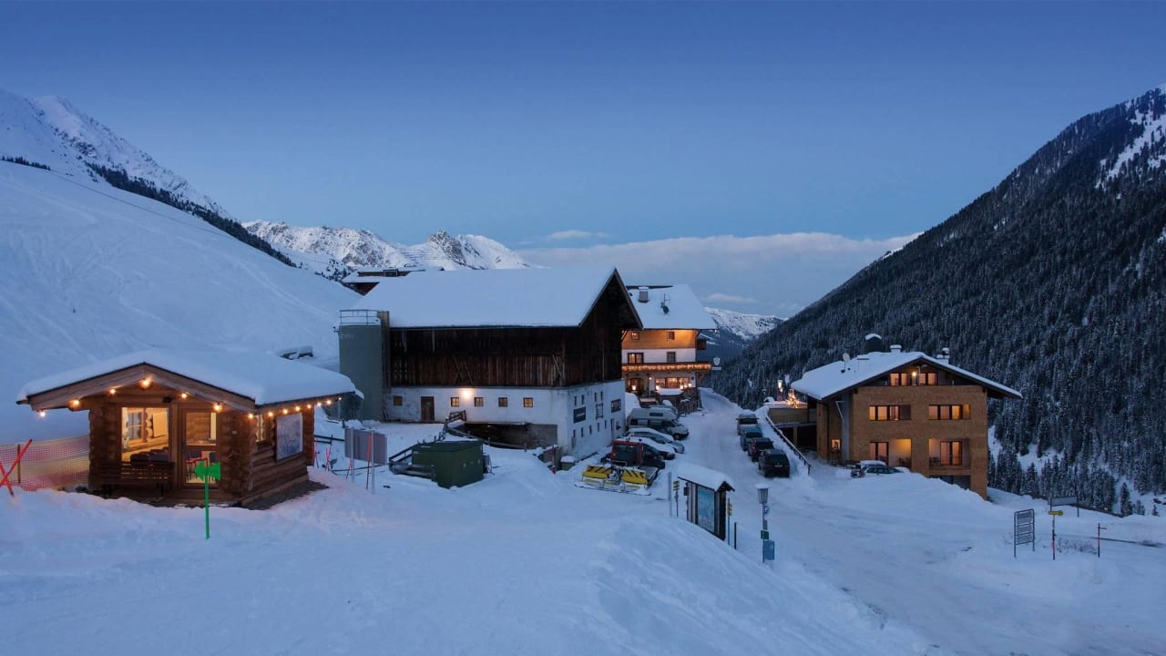 Außenansicht Winter Alpengasthof Pension Praxmar