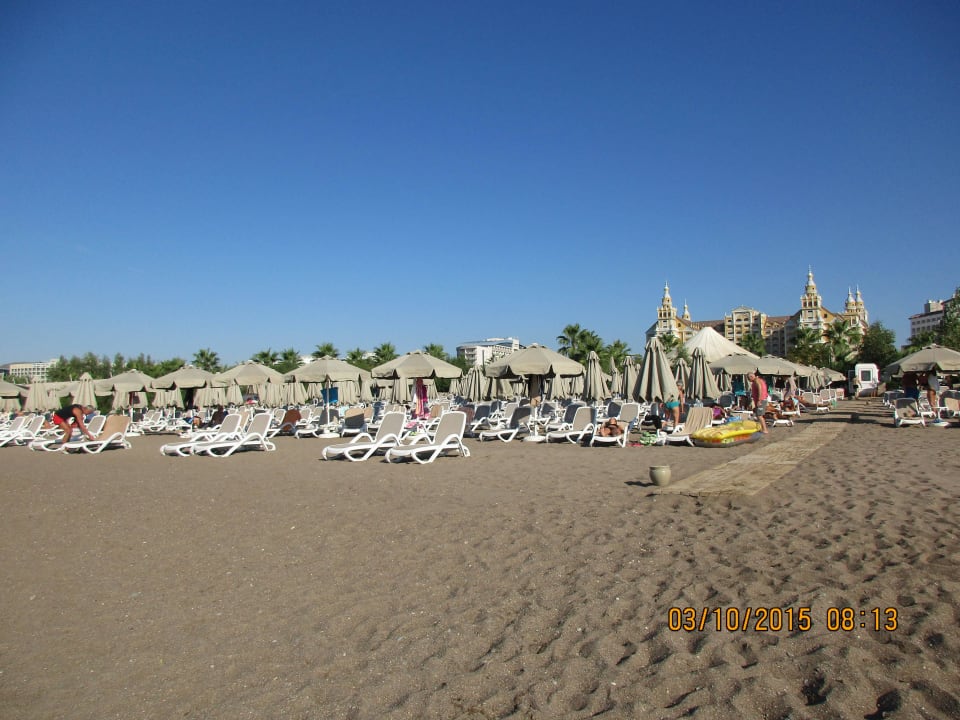 Tolle Strandanlage mit genügend freien Liegen Melas Lara Hotel