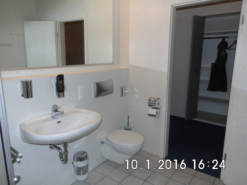 Badezimmer - schöner großer Spiegel Erzgebirgshotel Freiberger Höhe