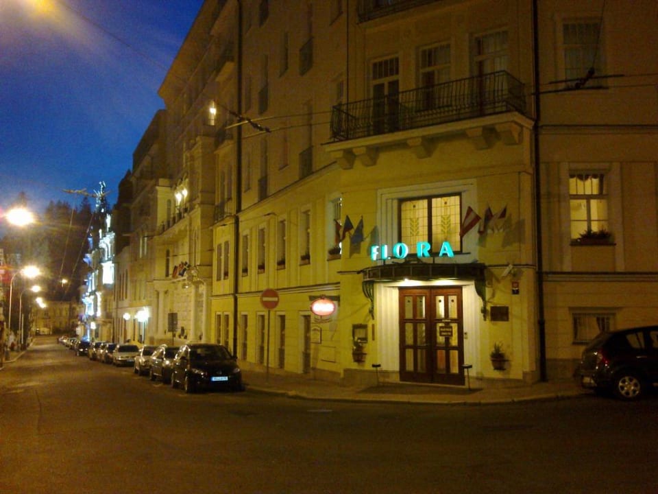 Nachtaufnahme Hotel Flora