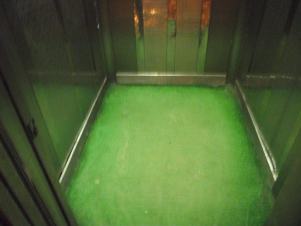 Aufzug dreckiger, abgewetzter Filtboden Riviera Aqua Park Resort