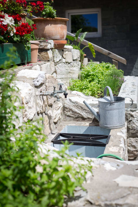 Brunnen mit frischen Kräutern Villa Marienhof - Apartments am Ossiachersee