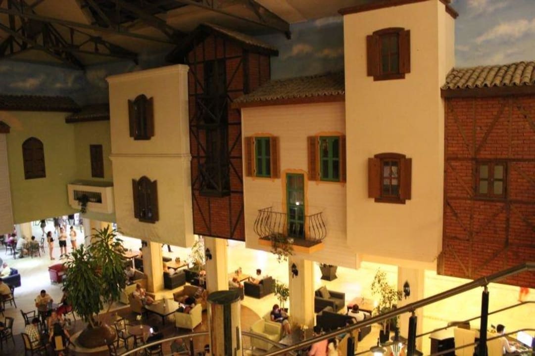 Widok z góry na patio i bar Salamis Bay Conti Resort Hotel & Casino