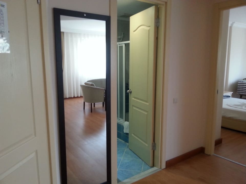 Vom Flur ins linke Bad Grand Seker Hotel