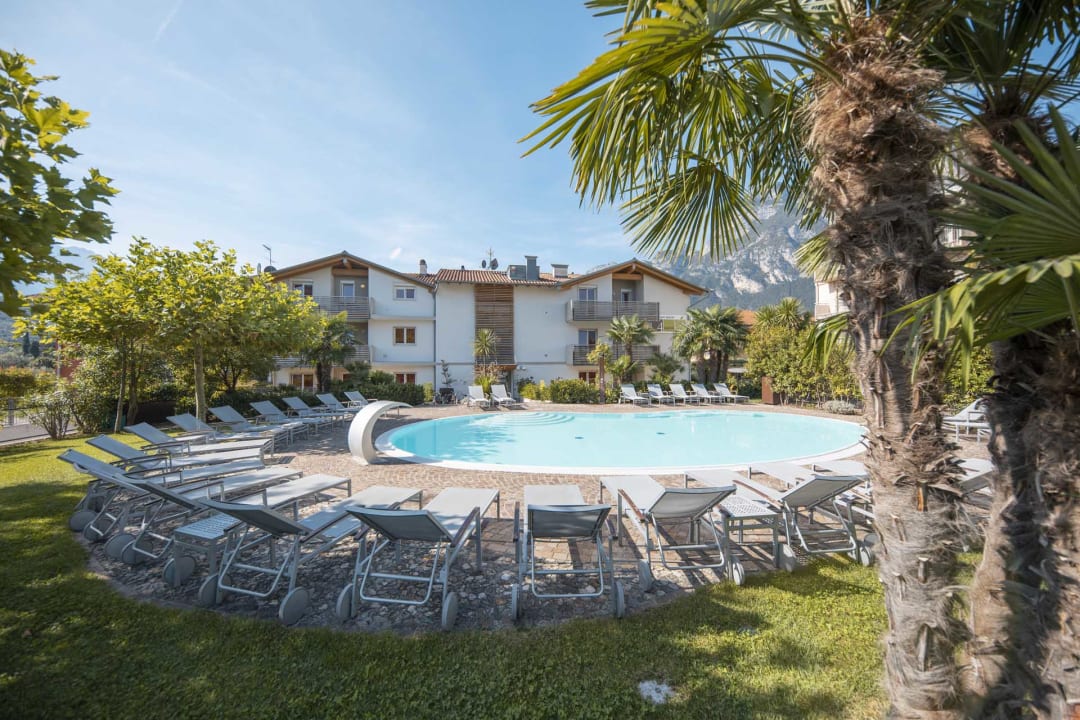 Pool 4 Limoni Apartment Resort