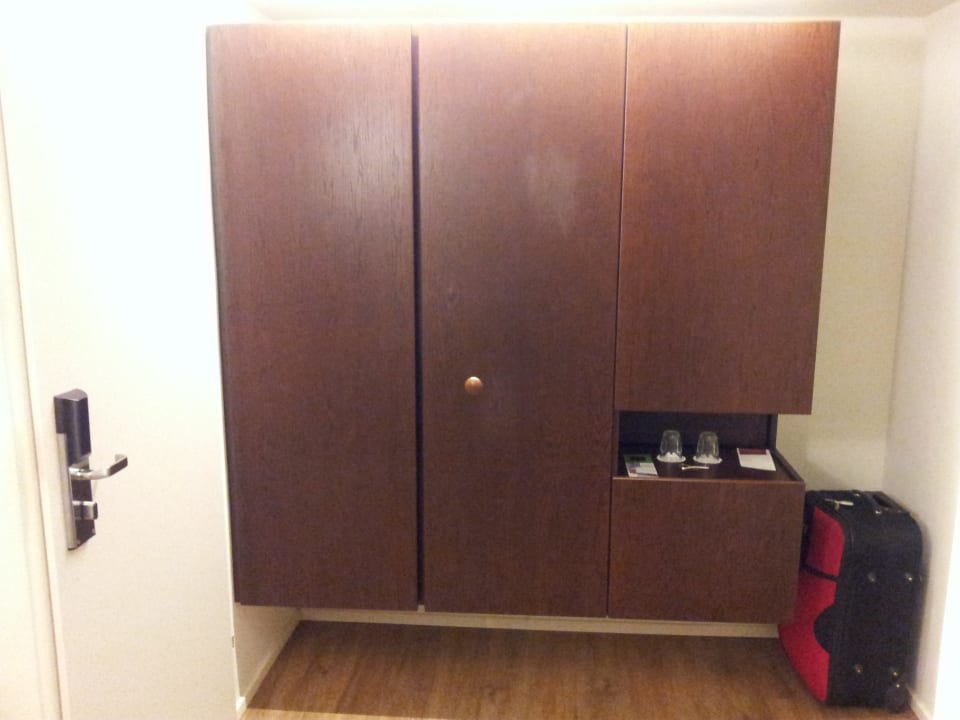 Kleiderschrank Four Points Flex by Sheraton Vienna Hauptbahnhof