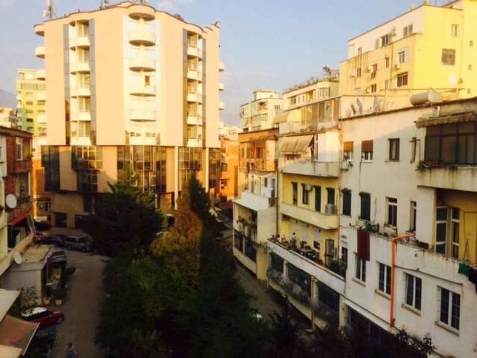 Widok z pokoju na sąsiedztwo Hotel Nov