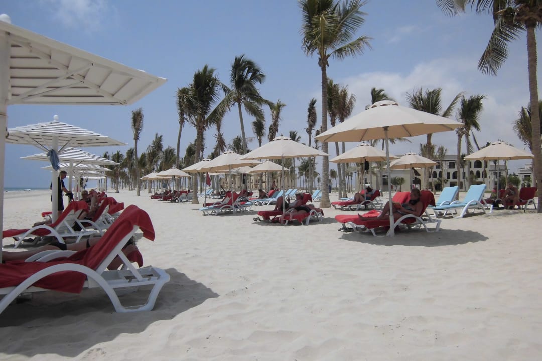 Der Strand mit Badetücher Salalah Rotana Resort