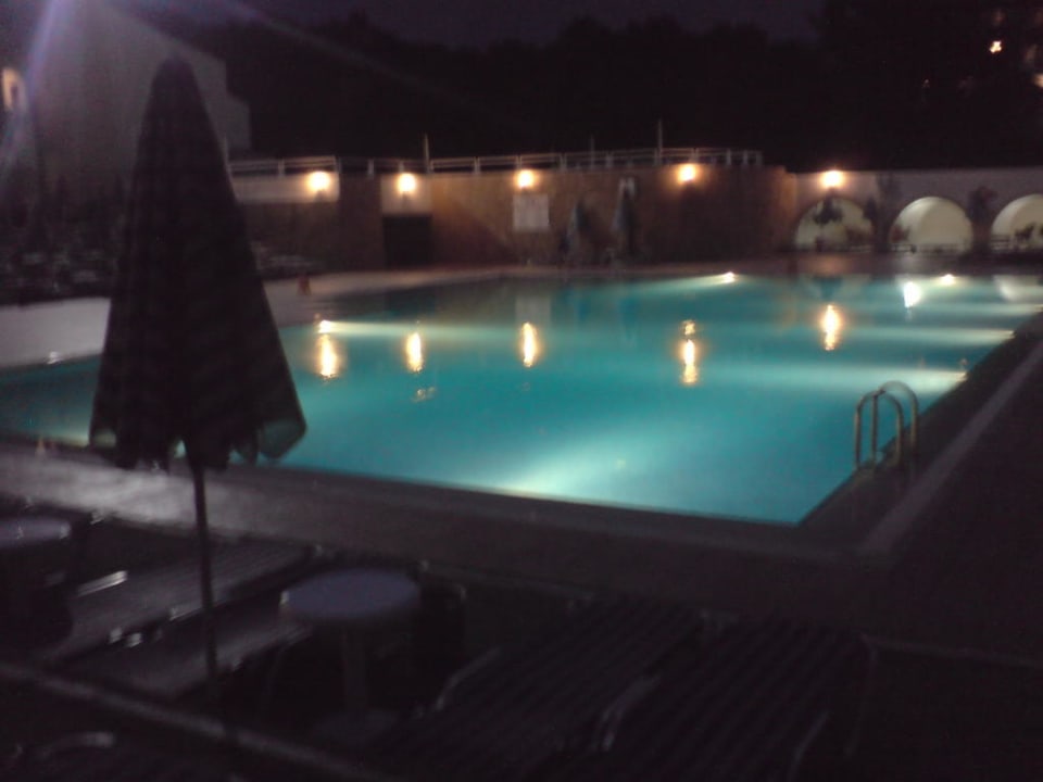 Poolanlage bei Nacht Duni Royal Pelican Resort