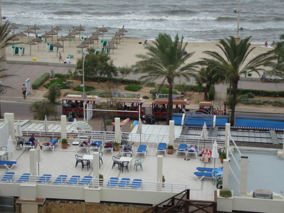 Blick vom Hotel auf die Poolanlage & Meer Iberostar Waves Bahia de Palma
