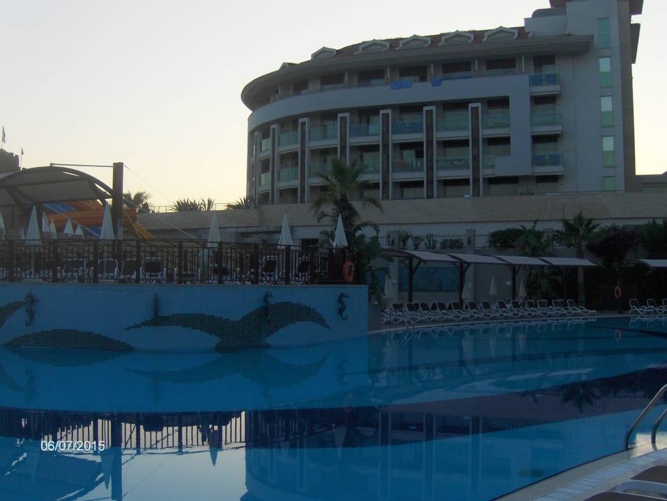 Poolanlage mit Haupthaus Aydinbey Kings Palace & Spa