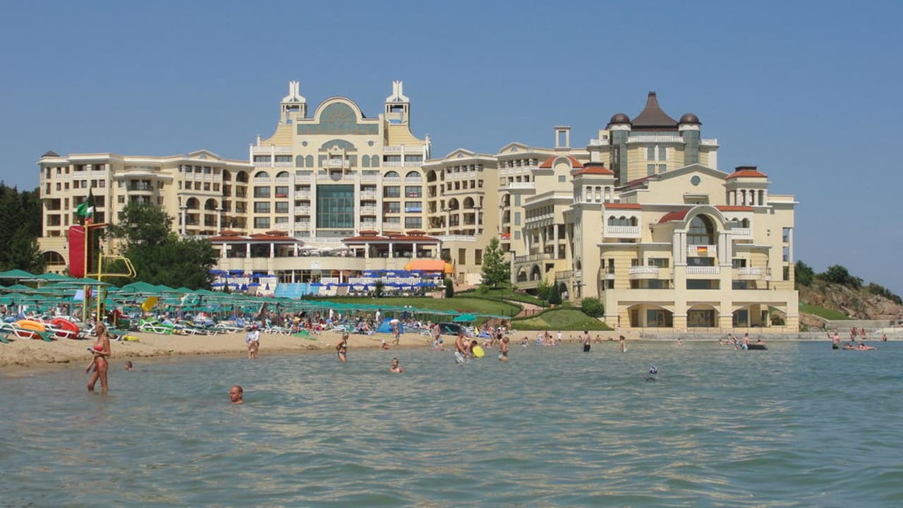 Widok z morza na hotel Duni Royal Resort - Marina Beach