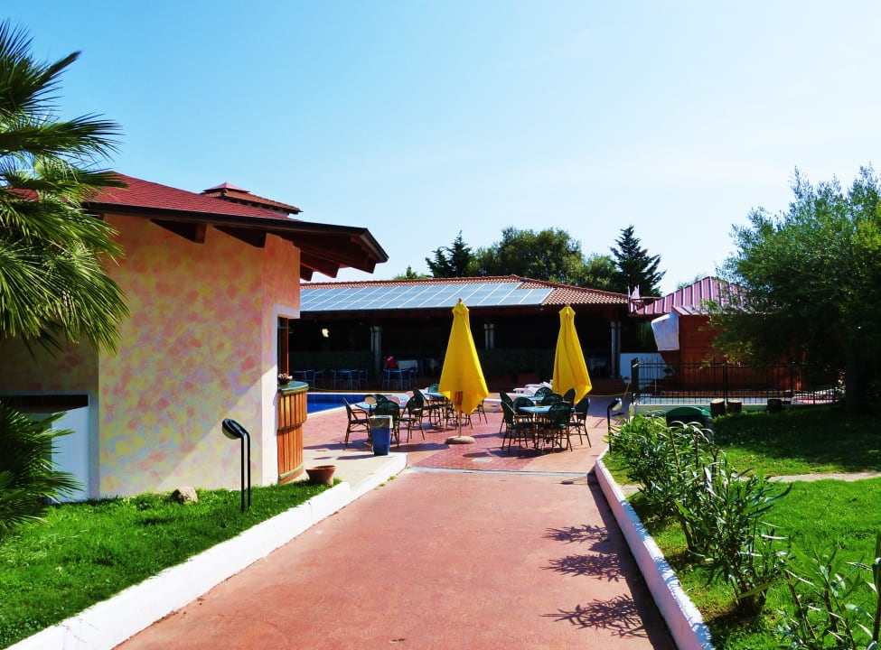 Weg zum Pool. Rechts die Bar. Amareclub Le Rose