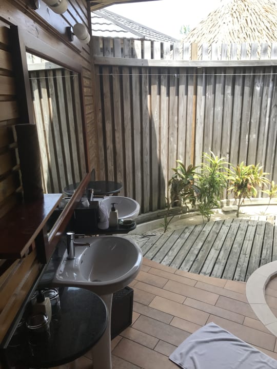 Badezimmer draußen  Kuredu Island Resort & Spa