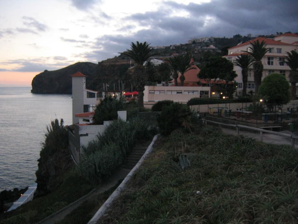 Abendhimmel über der Felsenküste Hotel Cais da Oliveira