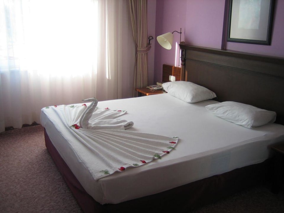 Schlafzimmer schön geschmückt Hotel Royal Garden Beach