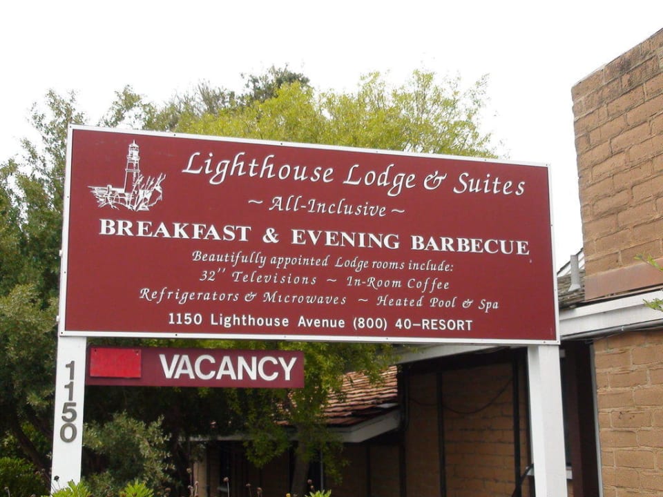Einfahrt zum Haupteingang Hotel Lighthouse Lodge
