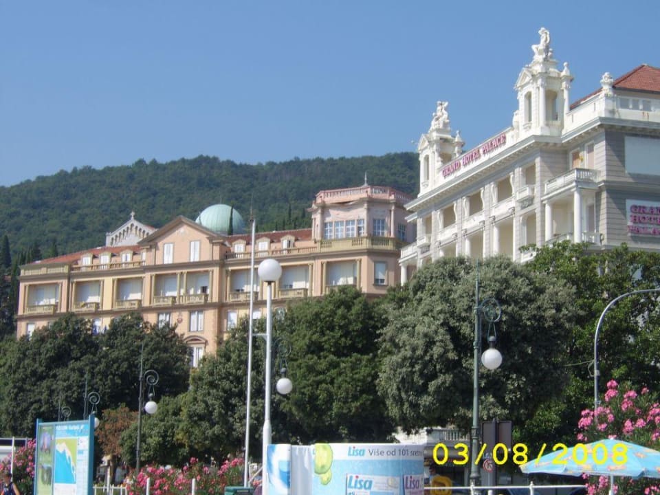 Das Hotel vom Strand aus Hotel Bellevue - Liburnia