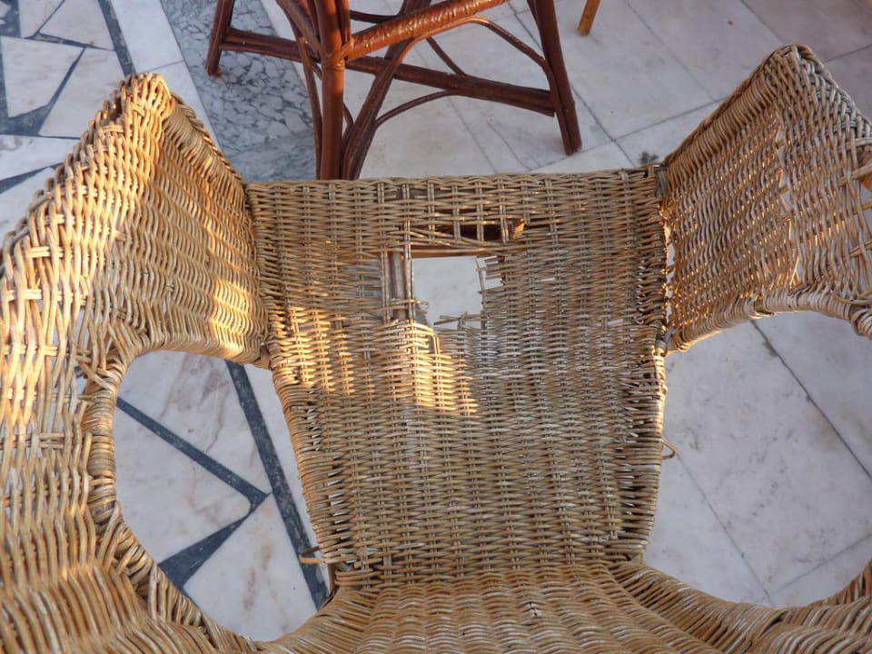 Kaputte Stühle Hotel Surtel