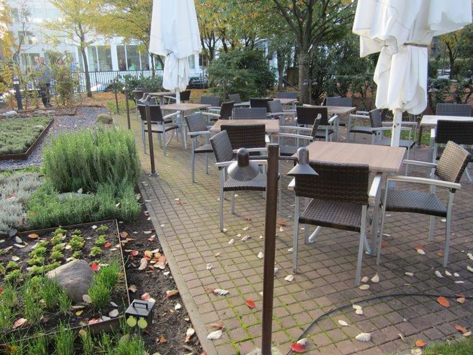 Sitzmöglichkeiten draußen Radisson Blu Conference Hotel, Düsseldorf
