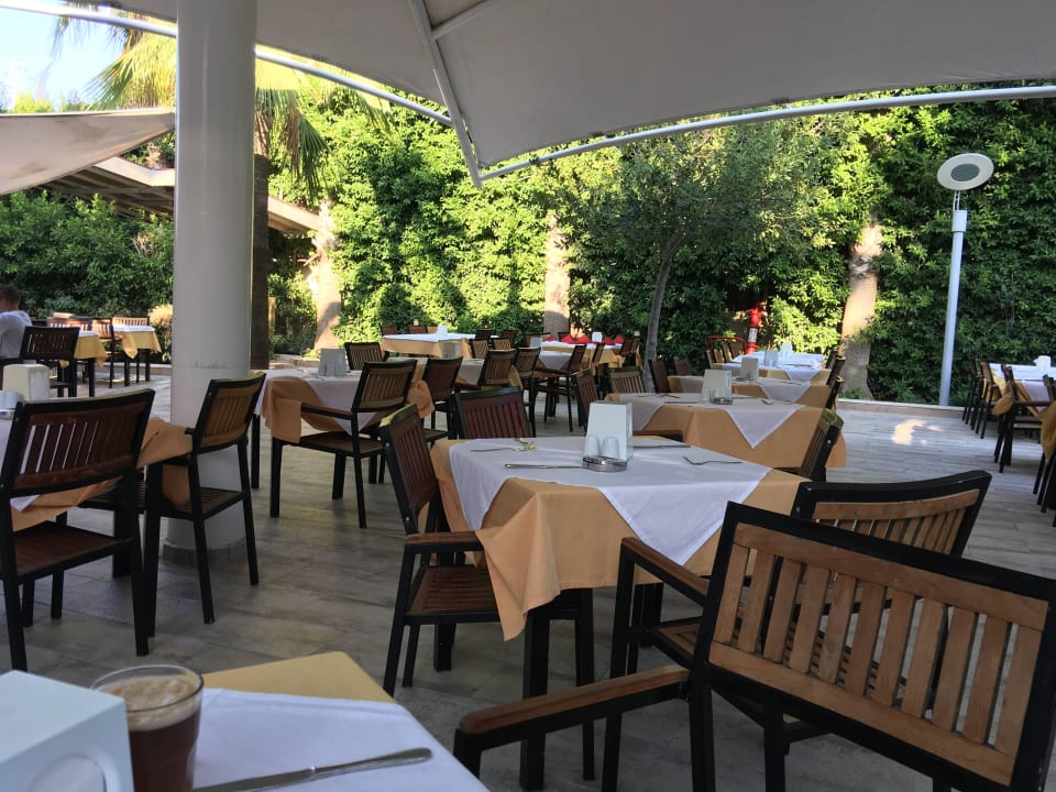 Außenbereich am Restaurant Hane Family Resort