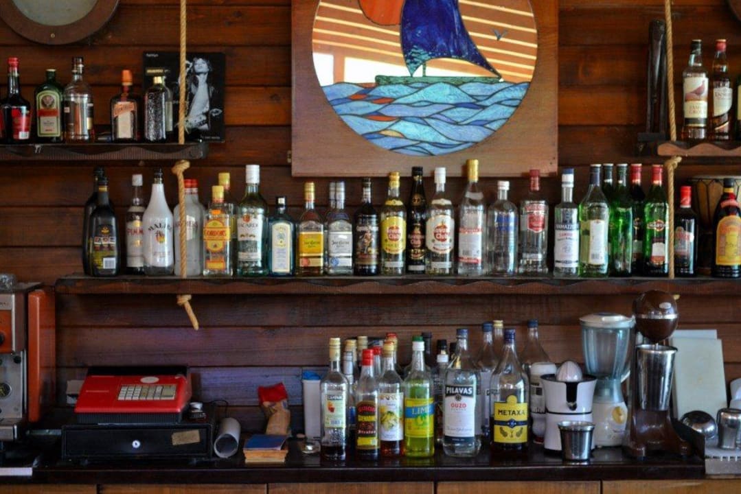 W barze można kupić dobre drinki Hotel AKTI Arilla