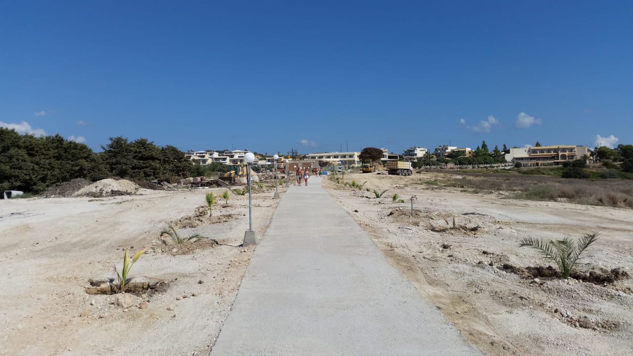 Weg vom Srand zum Hotel Hotel Kouros Palace