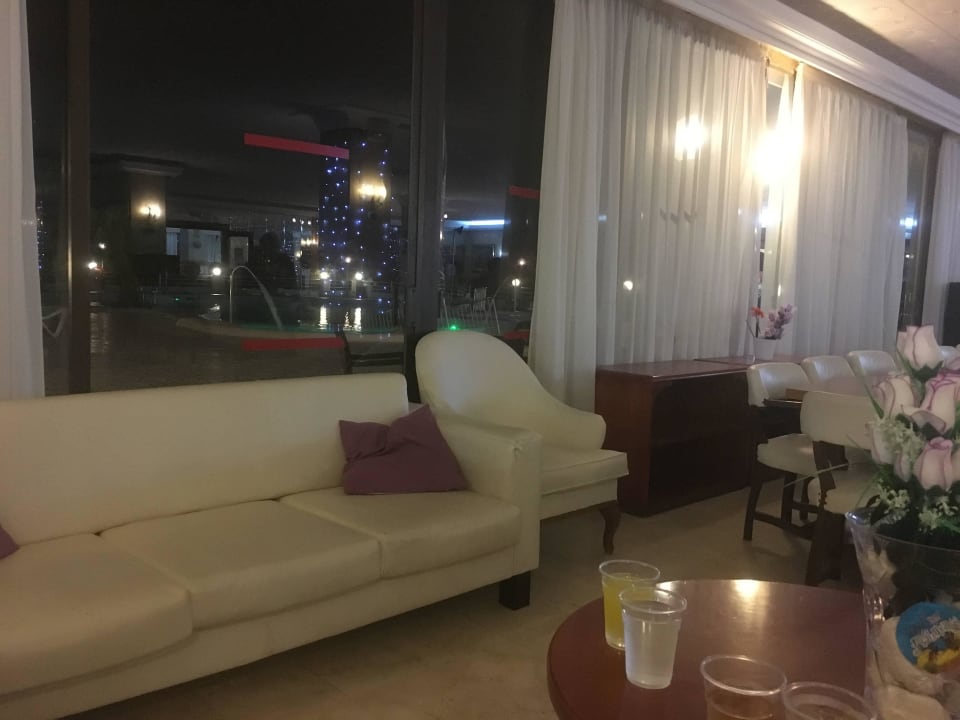 Bar mit Blick auf Pool Bei Juan Playa Blanca