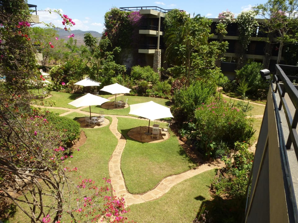 Blick in die Gartenanlage Taita Hills Safari Resort & Spa