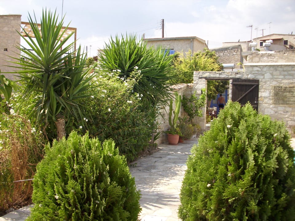 Blick vom Pool in Richtung Innenhof (Anna-Haus) Hotel Traditional Village Houses