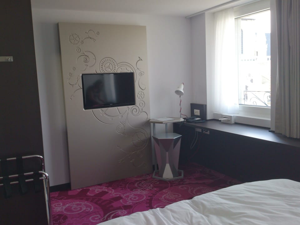 View from the bed ibis Styles Geneve Gare