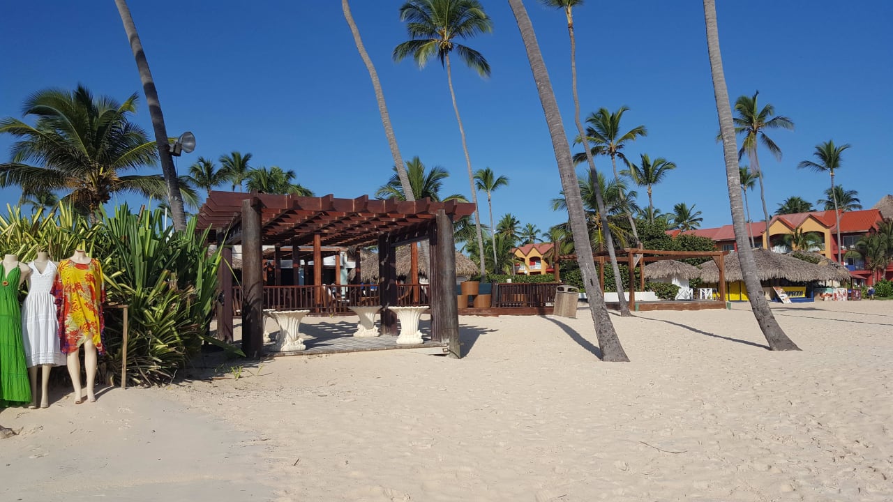 Strand mit Blick auf die Strand-Bar Punta Cana Princess All Suites Resort & Spa