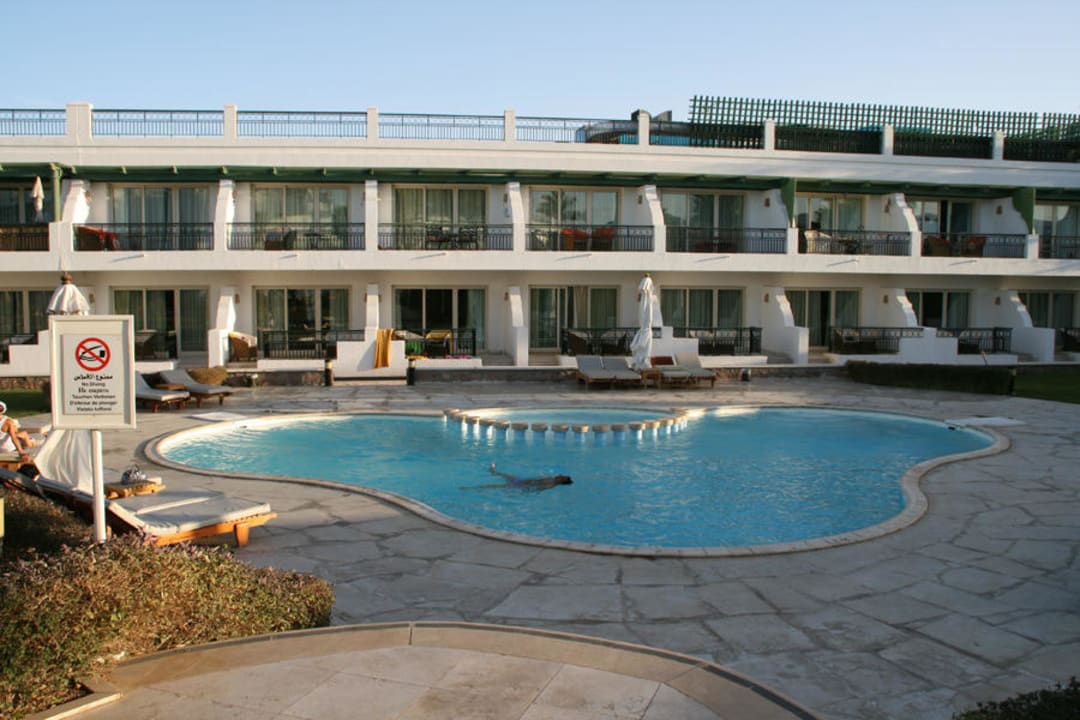 Pool mit Hauptrestaurant Safir Sharm Waterfalls Resort