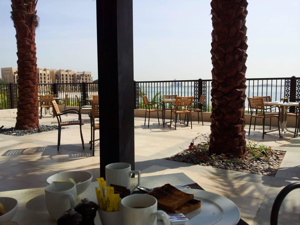 Frühstück mit tollen Ausblick DoubleTree by Hilton Resort & Spa Marjan Island