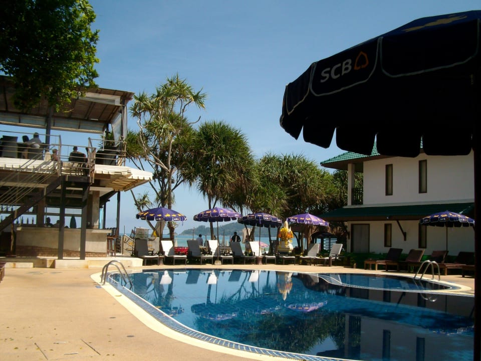 Pool mit Poolbar und Meeresblick Hotel Patong Bay Garden