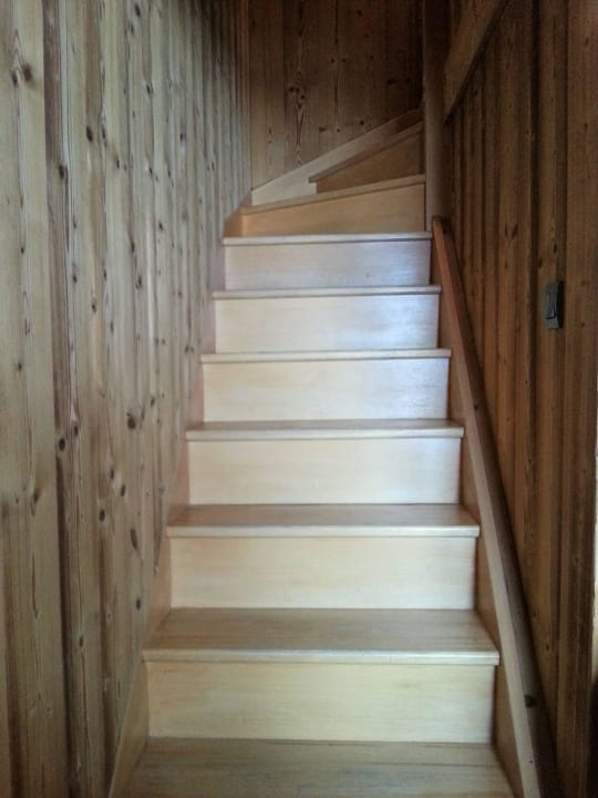 Treppe in den oberen Bereich L'Isatis Chalet Hotel