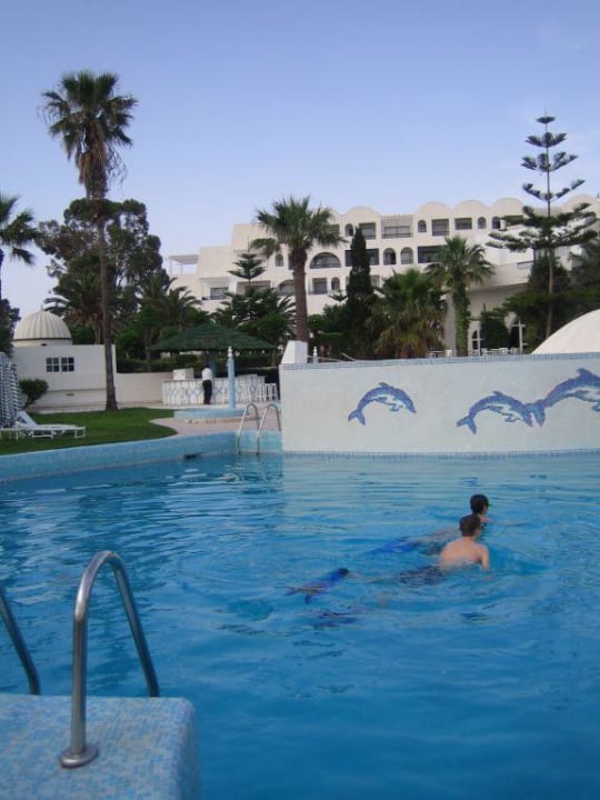 Pool und Hotelflügel Hotel Hannibal Palace