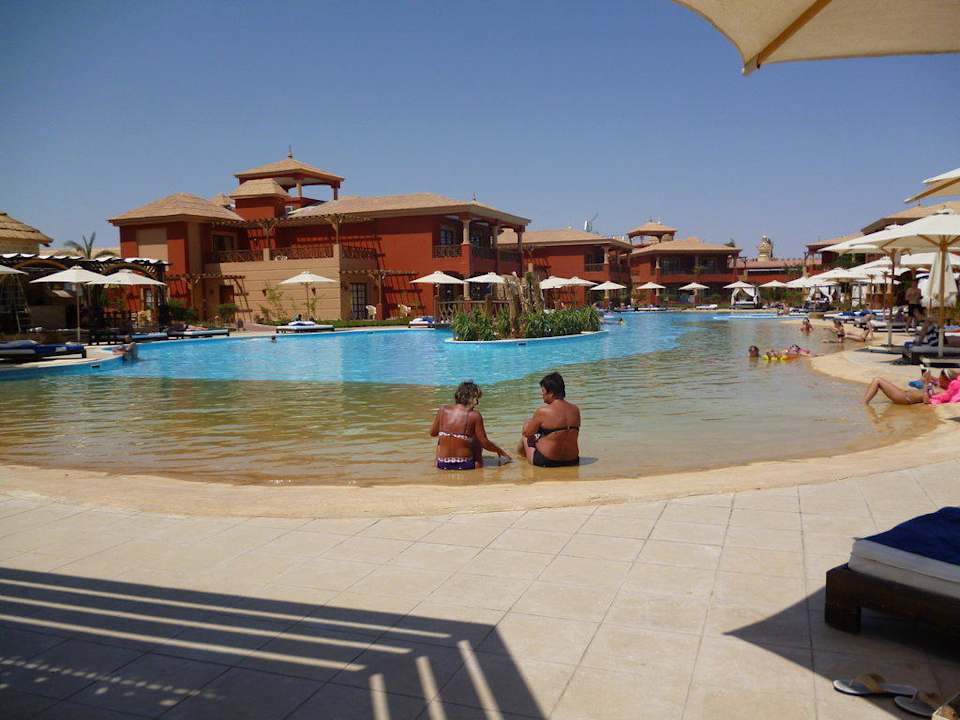 Бассейн во дворике Pickalbatros Alf Leila Wa Leila Resort - Neverland Hurghada