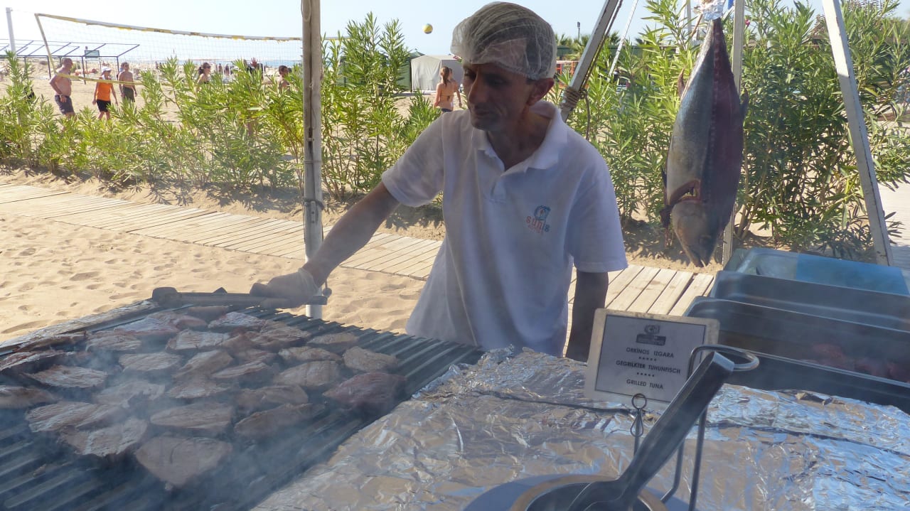 Tunfisch - Grillen am Strandrestaurant Sunis Evren Beach Resort Hotel & Spa