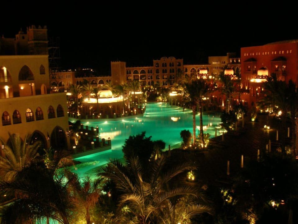 Poolanlage bei Nacht Makadi Palace