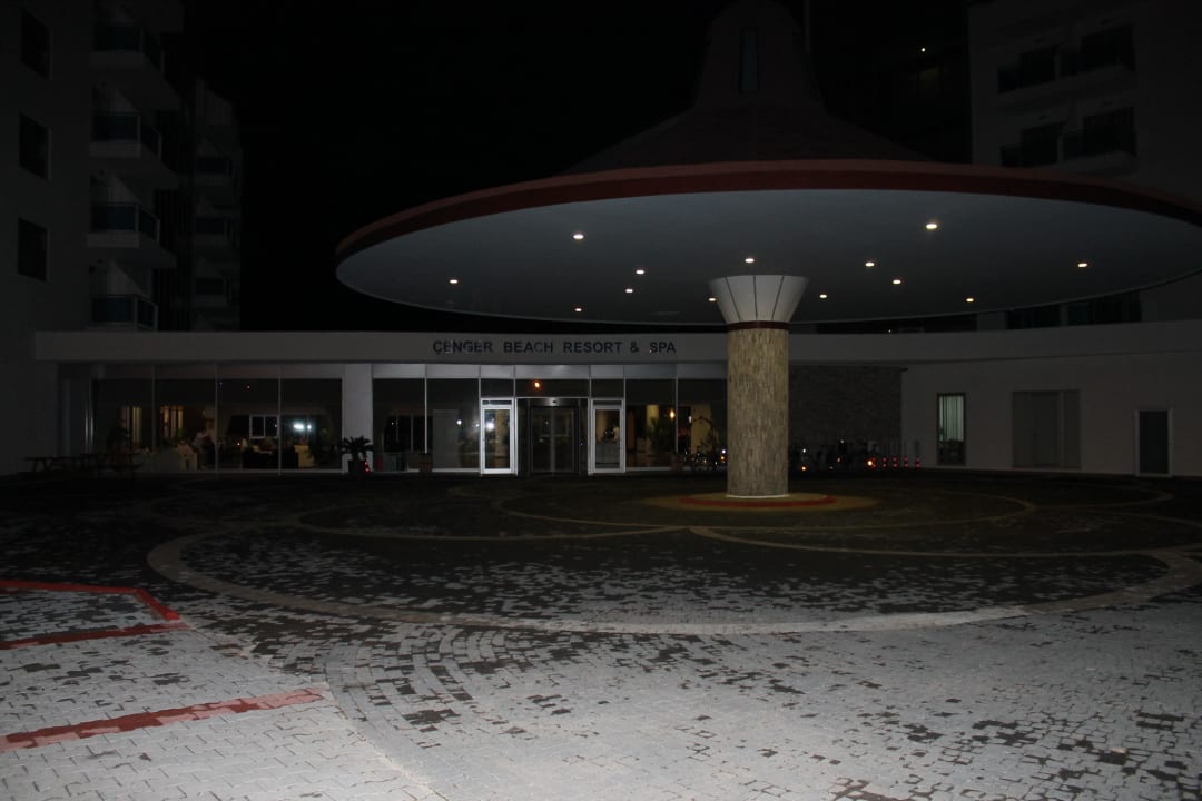 Hoteleingang Cenger Beach Resort & Spa