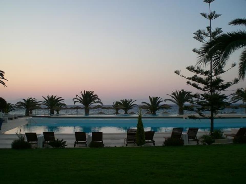 Pool am Abend The Ixian Grand & All Suites