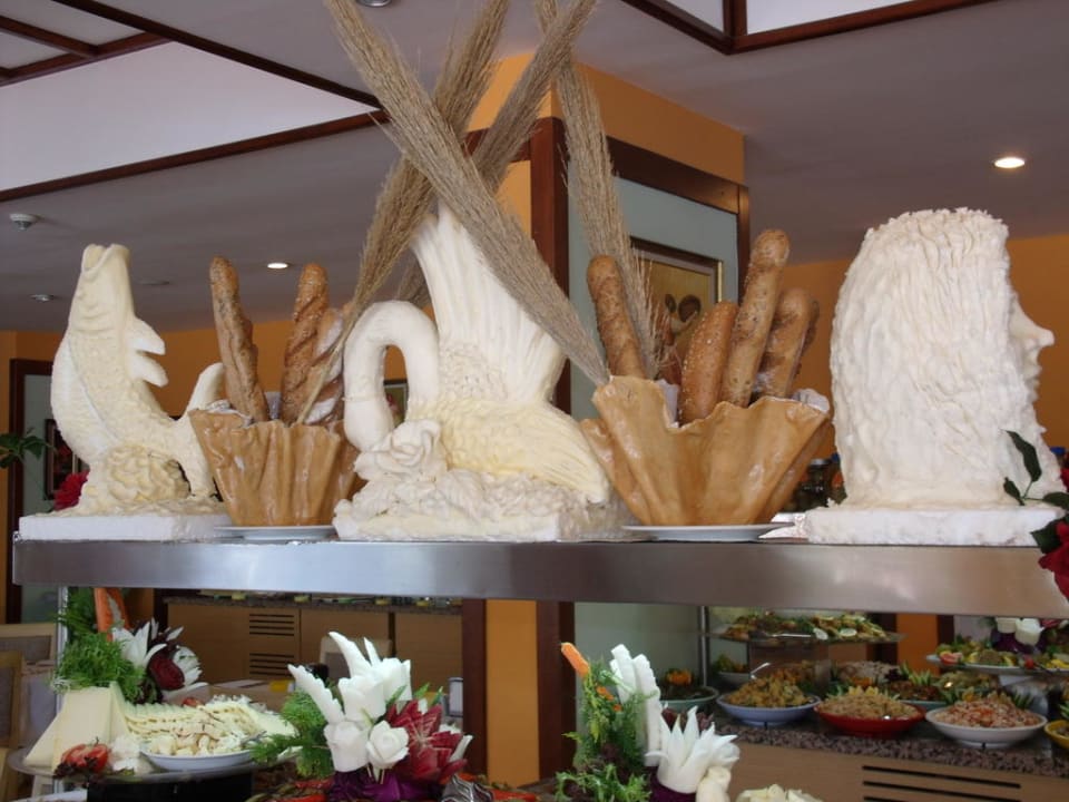 Geschnitzte Figuren am Buffet Dosi Hotel