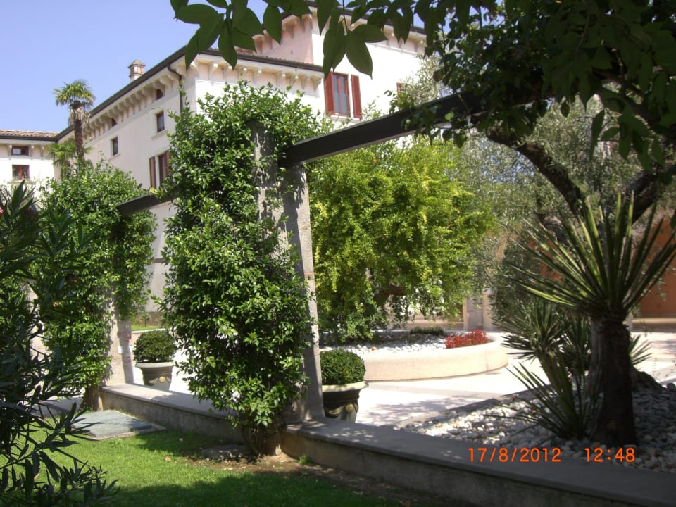 Innenhof und Teil des Gartens Hotel Castello Belvedere